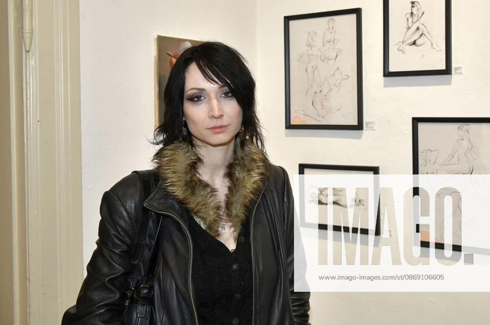 Jeannine D arc bei der Vernissage der 4. Pop-up-Ausstellung der M.A.R.X.-Bande in der Galerie GlogauAIR. Berlin