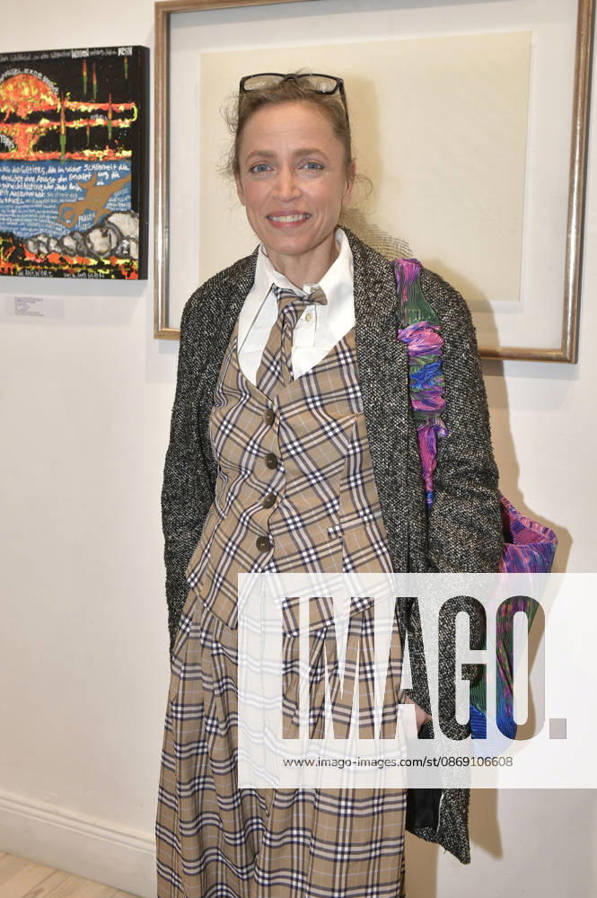 Anna Thalbach bei der Vernissage der 4. Pop-up-Ausstellung der M.A.R.X.-Bande in der Galerie GlogauAIR. Berlin