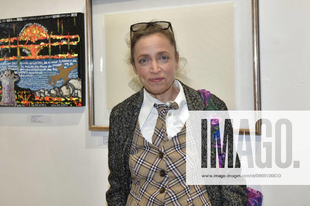 Anna Thalbach bei der Vernissage der 4. Pop-up-Ausstellung der M.A.R.X.-Bande in der Galerie GlogauAIR. Berlin