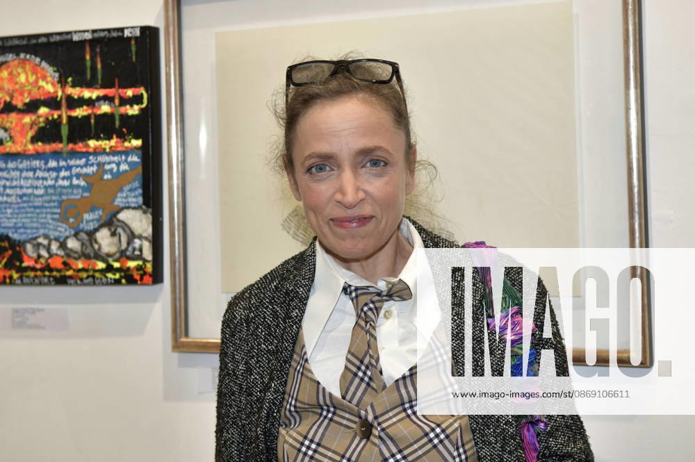 Anna Thalbach bei der Vernissage der 4. Pop-up-Ausstellung der M.A.R.X.-Bande in der Galerie GlogauAIR. Berlin
