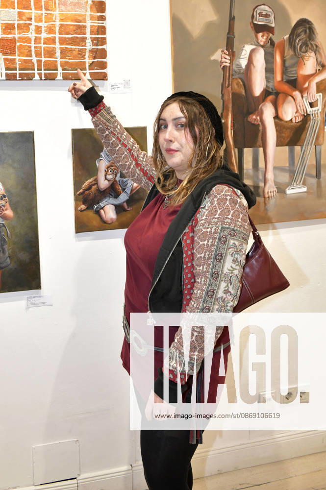 Mallie Hellmer bei der Vernissage der 4. Pop-up-Ausstellung der M.A.R.X.-Bande in der Galerie GlogauAIR. Berlin