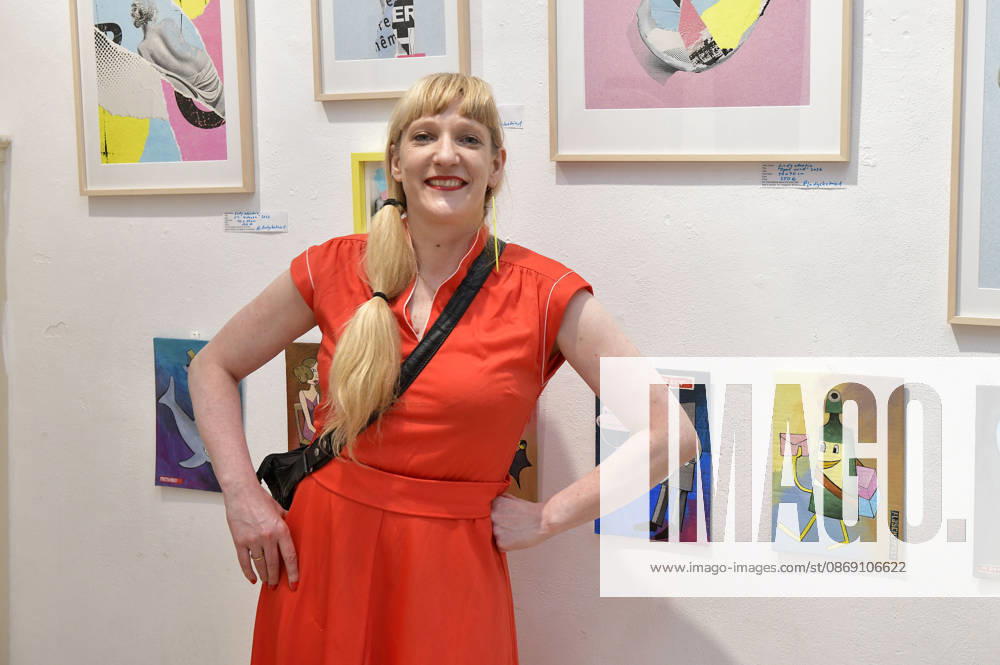 Lady electric bei der Vernissage der 4. Pop-up-Ausstellung der M.A.R.X.-Bande in der Galerie GlogauAIR. Berlin