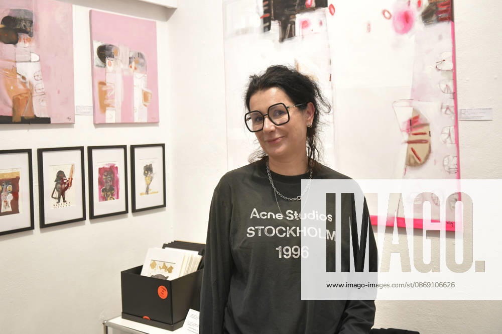 Magda Kwapisz Grabowska bei der Vernissage der 4. Pop-up-Ausstellung der M.A.R.X.-Bande in der Galerie GlogauAIR. Berlin