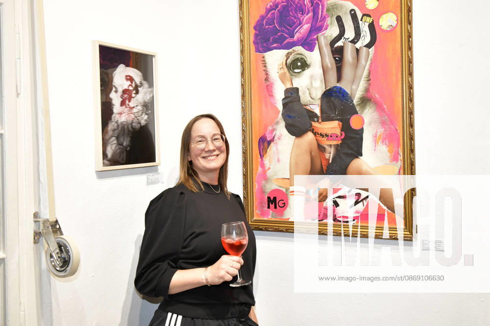 Miss Glueniverse bei der Vernissage der 4. Pop-up-Ausstellung der M.A.R.X.-Bande in der Galerie GlogauAIR. Berlin