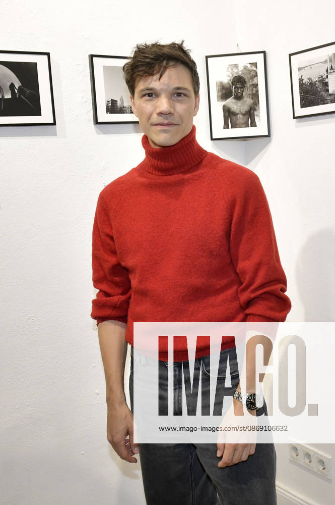 Sebastian Urzendowsky bei der Vernissage der 4. Pop-up-Ausstellung der M.A.R.X.-Bande in der Galerie GlogauAIR. Berlin