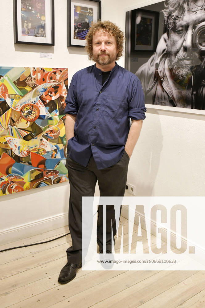 Philipp Caspari bei der Vernissage der 4. Pop-up-Ausstellung der M.A.R.X.-Bande in der Galerie GlogauAIR. Berlin