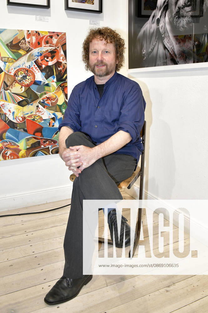 Philipp Caspari bei der Vernissage der 4. Pop-up-Ausstellung der M.A.R.X.-Bande in der Galerie GlogauAIR. Berlin