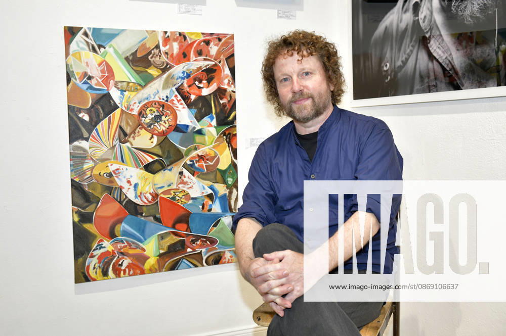 Philipp Caspari bei der Vernissage der 4. Pop-up-Ausstellung der M.A.R.X.-Bande in der Galerie GlogauAIR. Berlin