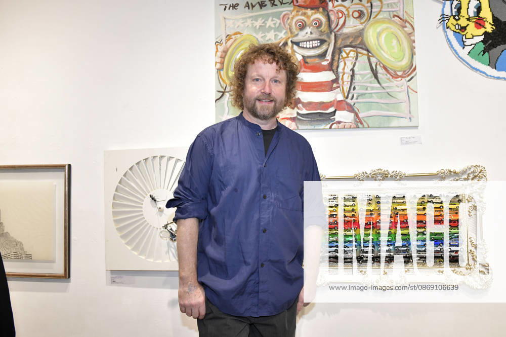 Philipp Caspari bei der Vernissage der 4. Pop-up-Ausstellung der M.A.R.X.-Bande in der Galerie GlogauAIR. Berlin