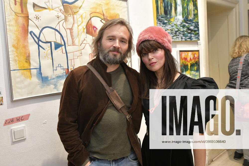 Lore Richter mit Gast bei der Vernissage der 4. Pop-up-Ausstellung der M.A.R.X.-Bande in der Galerie GlogauAIR. Berlin