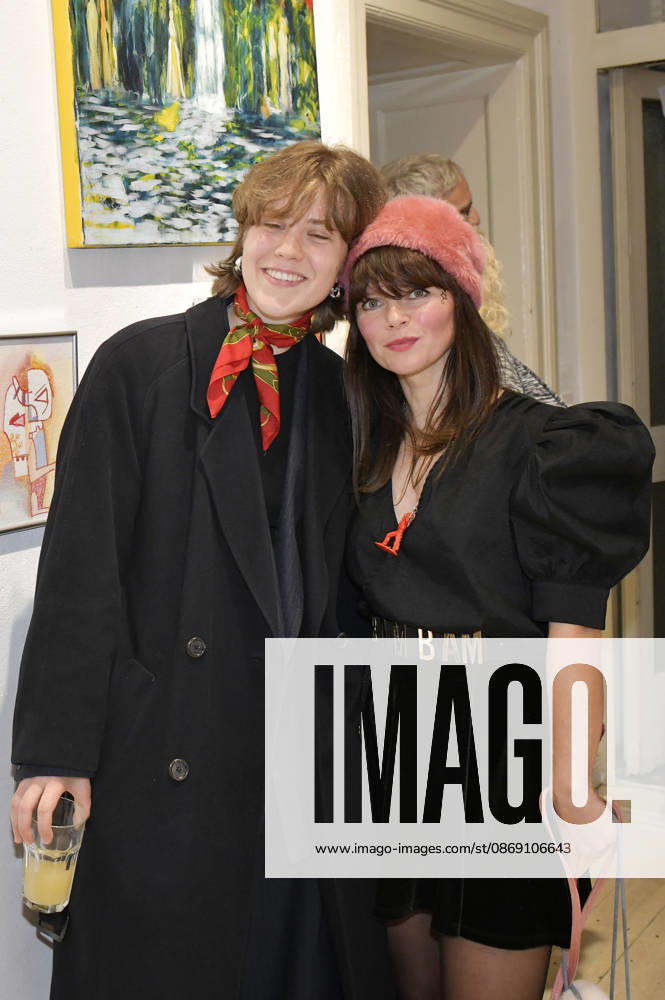 Marietta Krampitz und Lore Richter bei der Vernissage der 4. Pop-up-Ausstellung der M.A.R.X.-Bande in der Galerie GlogauAIR. Berlin
