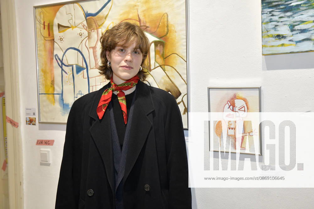 Marietta Krampitz bei der Vernissage der 4. Pop-up-Ausstellung der M.A.R.X.-Bande in der Galerie GlogauAIR. Berlin
