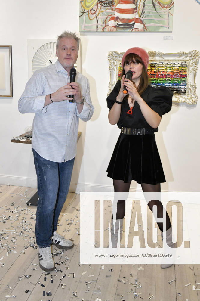 Stefan Pinnow und Lore Richter bei der Vernissage der 4. Pop-up-Ausstellung der M.A.R.X.-Bande in der Galerie GlogauAIR. Berlin