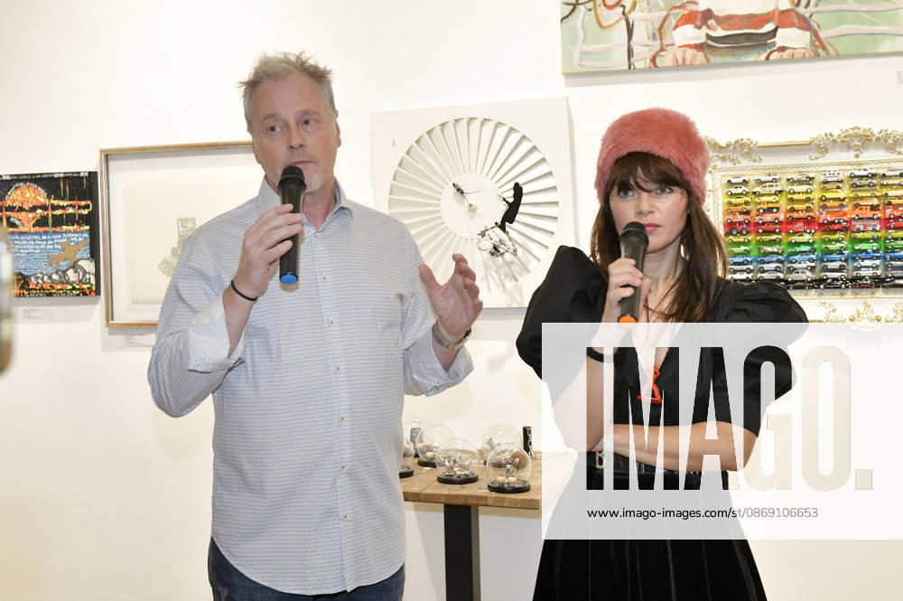Stefan Pinnow und Lore Richter bei der Vernissage der 4. Pop-up-Ausstellung der M.A.R.X.-Bande in der Galerie GlogauAIR. Berlin
