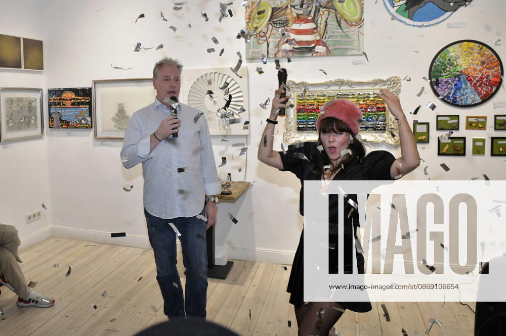 Stefan Pinnow und Lore Richter bei der Vernissage der 4. Pop-up-Ausstellung der M.A.R.X.-Bande in der Galerie GlogauAIR. Berlin