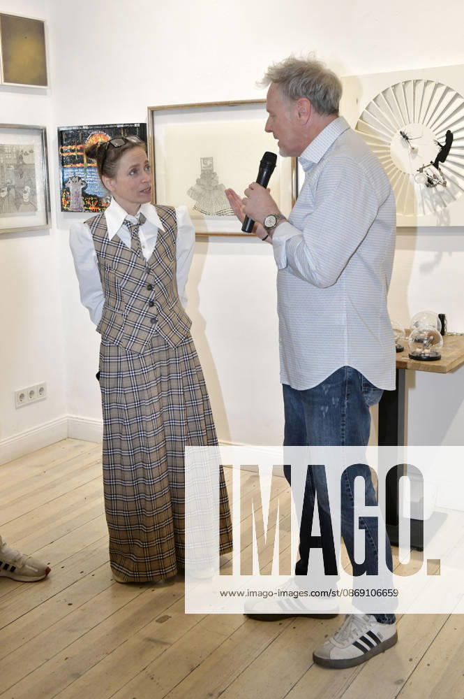 Anna Thalbach und Stefan Pinnow bei der Vernissage der 4. Pop-up-Ausstellung der M.A.R.X.-Bande in der Galerie GlogauAIR. Berlin