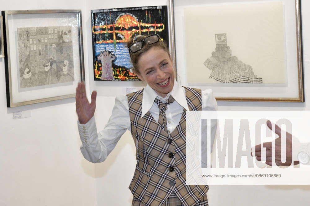 Anna Thalbach bei der Vernissage der 4. Pop-up-Ausstellung der M.A.R.X.-Bande in der Galerie GlogauAIR. Berlin
