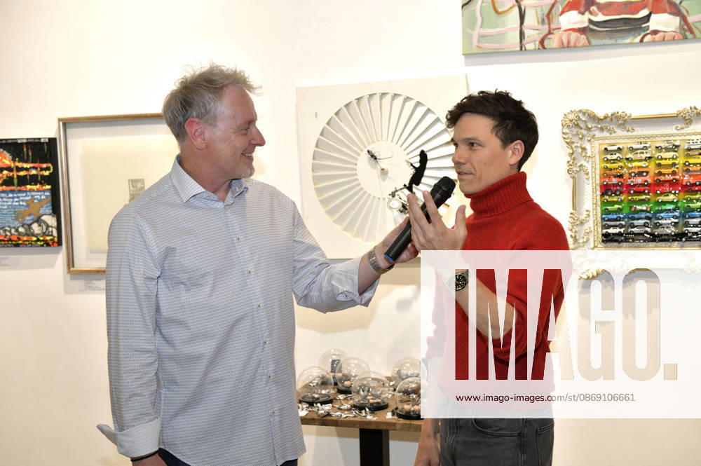 Stefan Pinnow und Sebastian Urzendowsky bei der Vernissage der 4. Pop-up-Ausstellung der M.A.R.X.-Bande in der Galerie GlogauAIR. Berlin