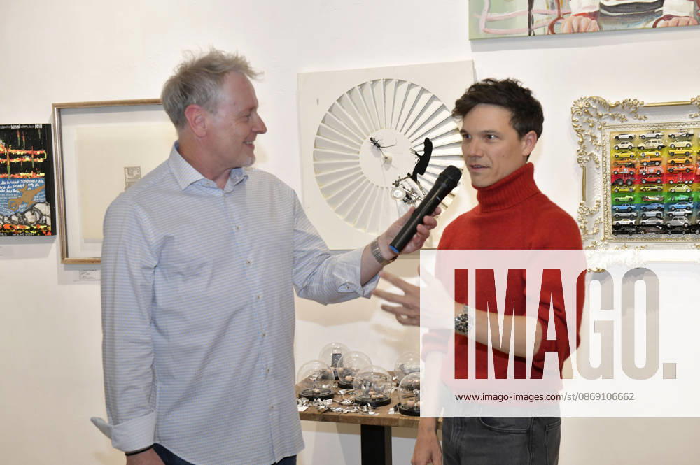 Stefan Pinnow und Sebastian Urzendowsky bei der Vernissage der 4. Pop-up-Ausstellung der M.A.R.X.-Bande in der Galerie GlogauAIR. Berlin