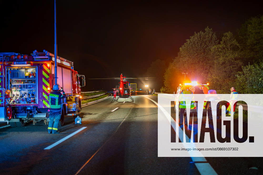 Lkw kommt von Fahrbahn ab Kradfahrer auf Seitenstreifen schwer verletzt Vollsperrung nach Unfall Am 09.10.2026 kam es gegen 20:45 Uhr auf der Autobahn 66 in Fahrtrichtung Frankfurt am Main zwischen den Anschlussstellen Wächtersbach und Gelnhausen-Ost bei Gelnhausen zu einem Verkehrsunfall. Nach bisherigen Erkenntnissen der Polizei kam ein Lastkraftwagen nach rechts von der Fahrbahn ab und stieß mit einem Kradfahrer zusammen, der auf dem Seitenstreifen neben seinem Zweirad gestanden haben soll. Eine Rettungswagenbesatzung versorgte den Schwerverletzten erst, ein Rettungshubschrauber wurde alarmiert. Während der Unfallaufnahme wurde die Autobahn voll gesperrt, ein Gutachter wurde hinzugezogen. Die Ermittlungen zum genauen Hergang d