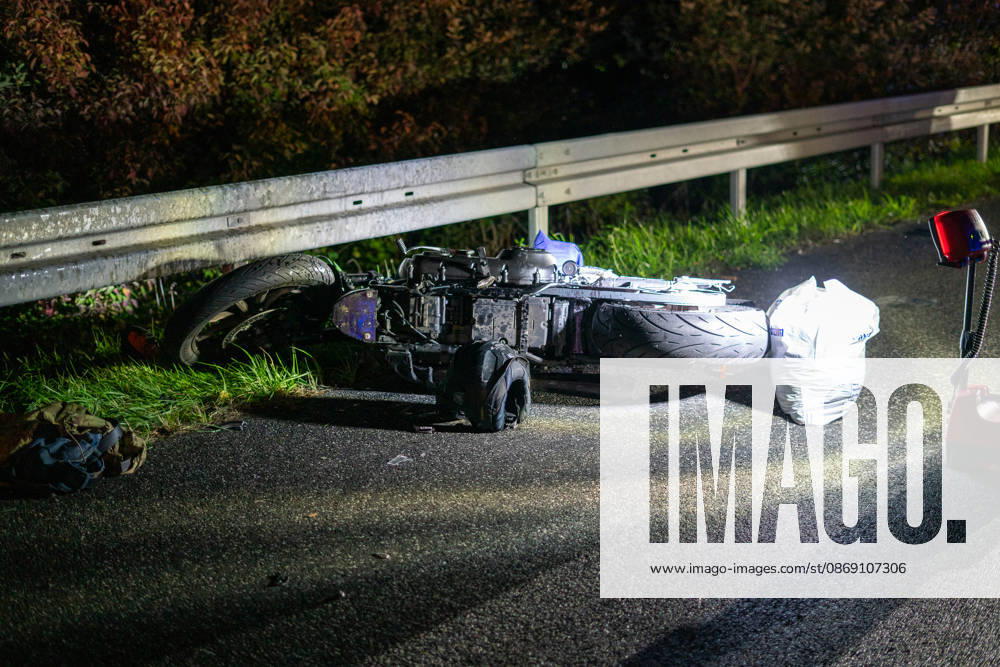 Lkw kommt von Fahrbahn ab Kradfahrer auf Seitenstreifen schwer verletzt Vollsperrung nach Unfall Am 09.10.2026 kam es gegen 20:45 Uhr auf der Autobahn 66 in Fahrtrichtung Frankfurt am Main zwischen den Anschlussstellen Wächtersbach und Gelnhausen-Ost bei Gelnhausen zu einem Verkehrsunfall. Nach bisherigen Erkenntnissen der Polizei kam ein Lastkraftwagen nach rechts von der Fahrbahn ab und stieß mit einem Kradfahrer zusammen, der auf dem Seitenstreifen neben seinem Zweirad gestanden haben soll. Eine Rettungswagenbesatzung versorgte den Schwerverletzten erst, ein Rettungshubschrauber wurde alarmiert. Während der Unfallaufnahme wurde die Autobahn voll gesperrt, ein Gutachter wurde hinzugezogen. Die Ermittlungen zum genauen Hergang d