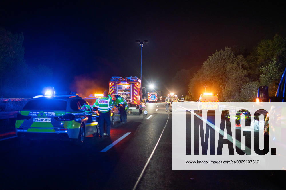Lkw kommt von Fahrbahn ab Kradfahrer auf Seitenstreifen schwer verletzt Vollsperrung nach Unfall Am 09.10.2026 kam es gegen 20:45 Uhr auf der Autobahn 66 in Fahrtrichtung Frankfurt am Main zwischen den Anschlussstellen Wächtersbach und Gelnhausen-Ost bei Gelnhausen zu einem Verkehrsunfall. Nach bisherigen Erkenntnissen der Polizei kam ein Lastkraftwagen nach rechts von der Fahrbahn ab und stieß mit einem Kradfahrer zusammen, der auf dem Seitenstreifen neben seinem Zweirad gestanden haben soll. Eine Rettungswagenbesatzung versorgte den Schwerverletzten erst, ein Rettungshubschrauber wurde alarmiert. Während der Unfallaufnahme wurde die Autobahn voll gesperrt, ein Gutachter wurde hinzugezogen. Die Ermittlungen zum genauen Hergang d