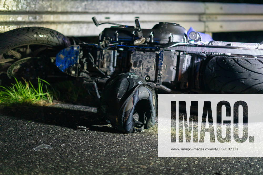 Lkw kommt von Fahrbahn ab Kradfahrer auf Seitenstreifen schwer verletzt Vollsperrung nach Unfall Am 09.10.2026 kam es gegen 20:45 Uhr auf der Autobahn 66 in Fahrtrichtung Frankfurt am Main zwischen den Anschlussstellen Wächtersbach und Gelnhausen-Ost bei Gelnhausen zu einem Verkehrsunfall. Nach bisherigen Erkenntnissen der Polizei kam ein Lastkraftwagen nach rechts von der Fahrbahn ab und stieß mit einem Kradfahrer zusammen, der auf dem Seitenstreifen neben seinem Zweirad gestanden haben soll. Eine Rettungswagenbesatzung versorgte den Schwerverletzten erst, ein Rettungshubschrauber wurde alarmiert. Während der Unfallaufnahme wurde die Autobahn voll gesperrt, ein Gutachter wurde hinzugezogen. Die Ermittlungen zum genauen Hergang d