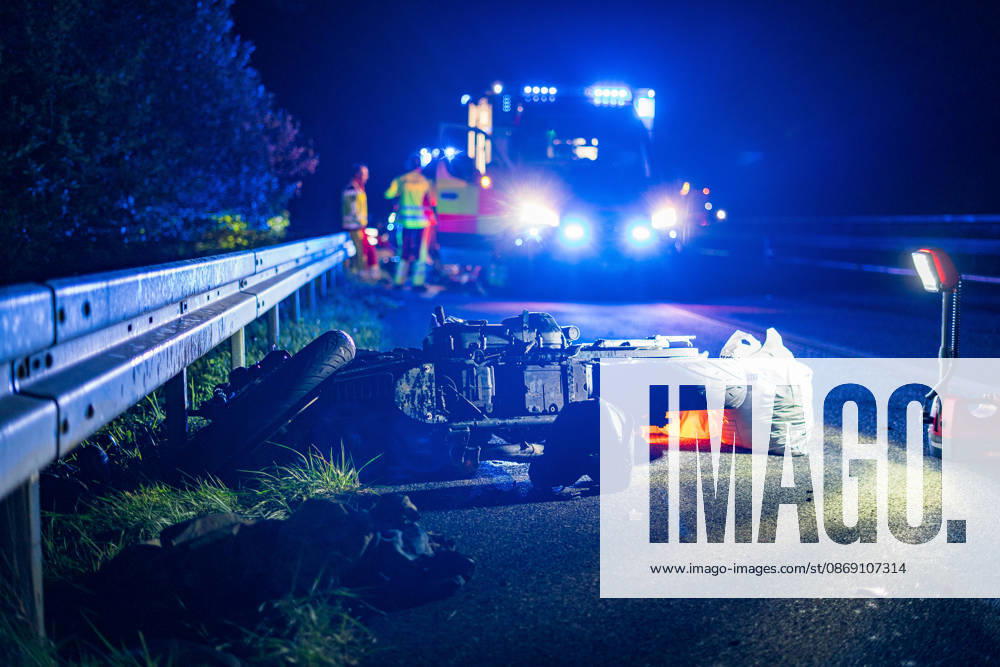 Lkw kommt von Fahrbahn ab Kradfahrer auf Seitenstreifen schwer verletzt Vollsperrung nach Unfall Am 09.10.2026 kam es gegen 20:45 Uhr auf der Autobahn 66 in Fahrtrichtung Frankfurt am Main zwischen den Anschlussstellen Wächtersbach und Gelnhausen-Ost bei Gelnhausen zu einem Verkehrsunfall. Nach bisherigen Erkenntnissen der Polizei kam ein Lastkraftwagen nach rechts von der Fahrbahn ab und stieß mit einem Kradfahrer zusammen, der auf dem Seitenstreifen neben seinem Zweirad gestanden haben soll. Eine Rettungswagenbesatzung versorgte den Schwerverletzten erst, ein Rettungshubschrauber wurde alarmiert. Während der Unfallaufnahme wurde die Autobahn voll gesperrt, ein Gutachter wurde hinzugezogen. Die Ermittlungen zum genauen Hergang d