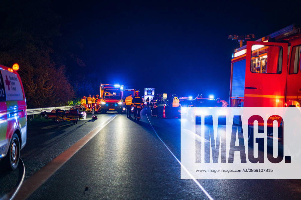 Lkw kommt von Fahrbahn ab Kradfahrer auf Seitenstreifen schwer verletzt Vollsperrung nach Unfall Am 09.10.2026 kam es gegen 20:45 Uhr auf der Autobahn 66 in Fahrtrichtung Frankfurt am Main zwischen den Anschlussstellen Wächtersbach und Gelnhausen-Ost bei Gelnhausen zu einem Verkehrsunfall. Nach bisherigen Erkenntnissen der Polizei kam ein Lastkraftwagen nach rechts von der Fahrbahn ab und stieß mit einem Kradfahrer zusammen, der auf dem Seitenstreifen neben seinem Zweirad gestanden haben soll. Eine Rettungswagenbesatzung versorgte den Schwerverletzten erst, ein Rettungshubschrauber wurde alarmiert. Während der Unfallaufnahme wurde die Autobahn voll gesperrt, ein Gutachter wurde hinzugezogen. Die Ermittlungen zum genauen Hergang d