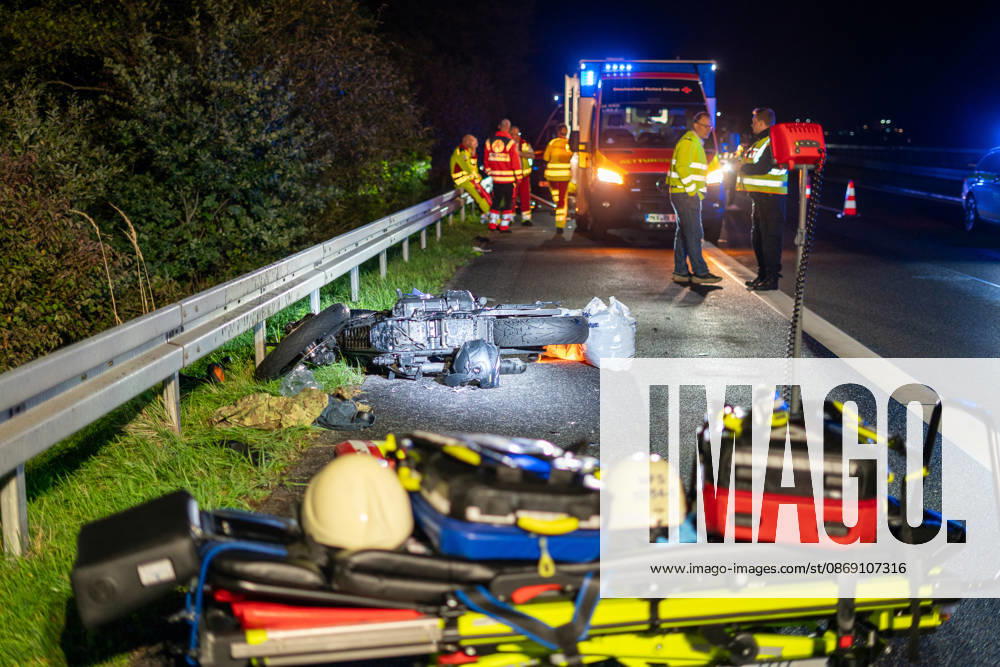 Lkw kommt von Fahrbahn ab Kradfahrer auf Seitenstreifen schwer verletzt Vollsperrung nach Unfall Am 09.10.2026 kam es gegen 20:45 Uhr auf der Autobahn 66 in Fahrtrichtung Frankfurt am Main zwischen den Anschlussstellen Wächtersbach und Gelnhausen-Ost bei Gelnhausen zu einem Verkehrsunfall. Nach bisherigen Erkenntnissen der Polizei kam ein Lastkraftwagen nach rechts von der Fahrbahn ab und stieß mit einem Kradfahrer zusammen, der auf dem Seitenstreifen neben seinem Zweirad gestanden haben soll. Eine Rettungswagenbesatzung versorgte den Schwerverletzten erst, ein Rettungshubschrauber wurde alarmiert. Während der Unfallaufnahme wurde die Autobahn voll gesperrt, ein Gutachter wurde hinzugezogen. Die Ermittlungen zum genauen Hergang d