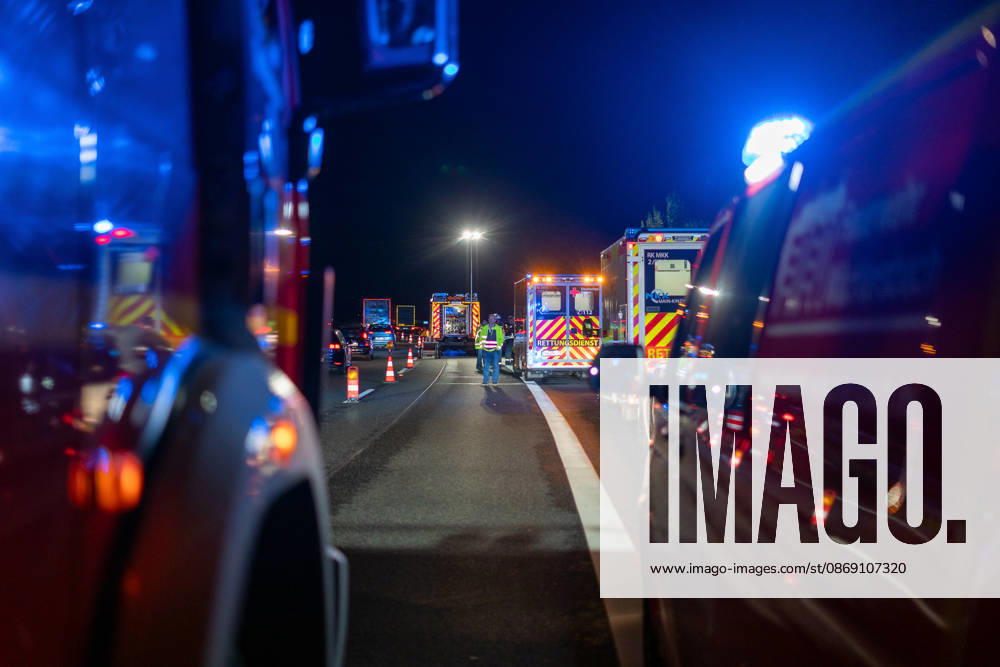 Lkw kommt von Fahrbahn ab Kradfahrer auf Seitenstreifen schwer verletzt Vollsperrung nach Unfall Am 09.10.2026 kam es gegen 20:45 Uhr auf der Autobahn 66 in Fahrtrichtung Frankfurt am Main zwischen den Anschlussstellen Wächtersbach und Gelnhausen-Ost bei Gelnhausen zu einem Verkehrsunfall. Nach bisherigen Erkenntnissen der Polizei kam ein Lastkraftwagen nach rechts von der Fahrbahn ab und stieß mit einem Kradfahrer zusammen, der auf dem Seitenstreifen neben seinem Zweirad gestanden haben soll. Eine Rettungswagenbesatzung versorgte den Schwerverletzten erst, ein Rettungshubschrauber wurde alarmiert. Während der Unfallaufnahme wurde die Autobahn voll gesperrt, ein Gutachter wurde hinzugezogen. Die Ermittlungen zum genauen Hergang d
