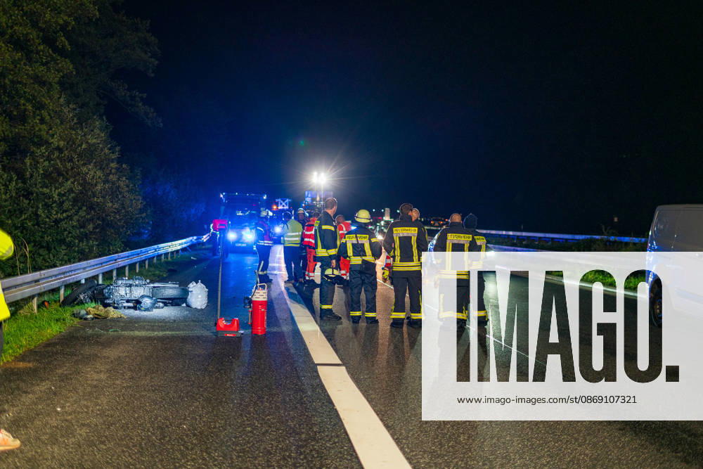 Lkw kommt von Fahrbahn ab Kradfahrer auf Seitenstreifen schwer verletzt Vollsperrung nach Unfall Am 09.10.2026 kam es gegen 20:45 Uhr auf der Autobahn 66 in Fahrtrichtung Frankfurt am Main zwischen den Anschlussstellen Wächtersbach und Gelnhausen-Ost bei Gelnhausen zu einem Verkehrsunfall. Nach bisherigen Erkenntnissen der Polizei kam ein Lastkraftwagen nach rechts von der Fahrbahn ab und stieß mit einem Kradfahrer zusammen, der auf dem Seitenstreifen neben seinem Zweirad gestanden haben soll. Eine Rettungswagenbesatzung versorgte den Schwerverletzten erst, ein Rettungshubschrauber wurde alarmiert. Während der Unfallaufnahme wurde die Autobahn voll gesperrt, ein Gutachter wurde hinzugezogen. Die Ermittlungen zum genauen Hergang d