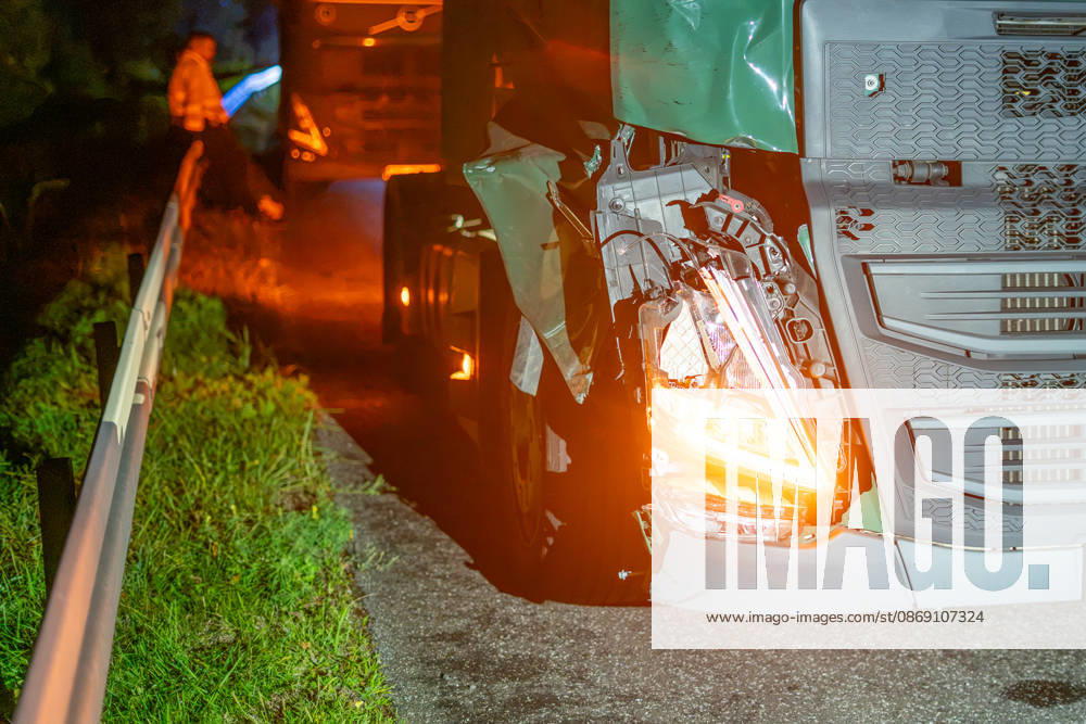 Lkw kommt von Fahrbahn ab Kradfahrer auf Seitenstreifen schwer verletzt Vollsperrung nach Unfall Am 09.10.2026 kam es gegen 20:45 Uhr auf der Autobahn 66 in Fahrtrichtung Frankfurt am Main zwischen den Anschlussstellen Wächtersbach und Gelnhausen-Ost bei Gelnhausen zu einem Verkehrsunfall. Nach bisherigen Erkenntnissen der Polizei kam ein Lastkraftwagen nach rechts von der Fahrbahn ab und stieß mit einem Kradfahrer zusammen, der auf dem Seitenstreifen neben seinem Zweirad gestanden haben soll. Eine Rettungswagenbesatzung versorgte den Schwerverletzten erst, ein Rettungshubschrauber wurde alarmiert. Während der Unfallaufnahme wurde die Autobahn voll gesperrt, ein Gutachter wurde hinzugezogen. Die Ermittlungen zum genauen Hergang d