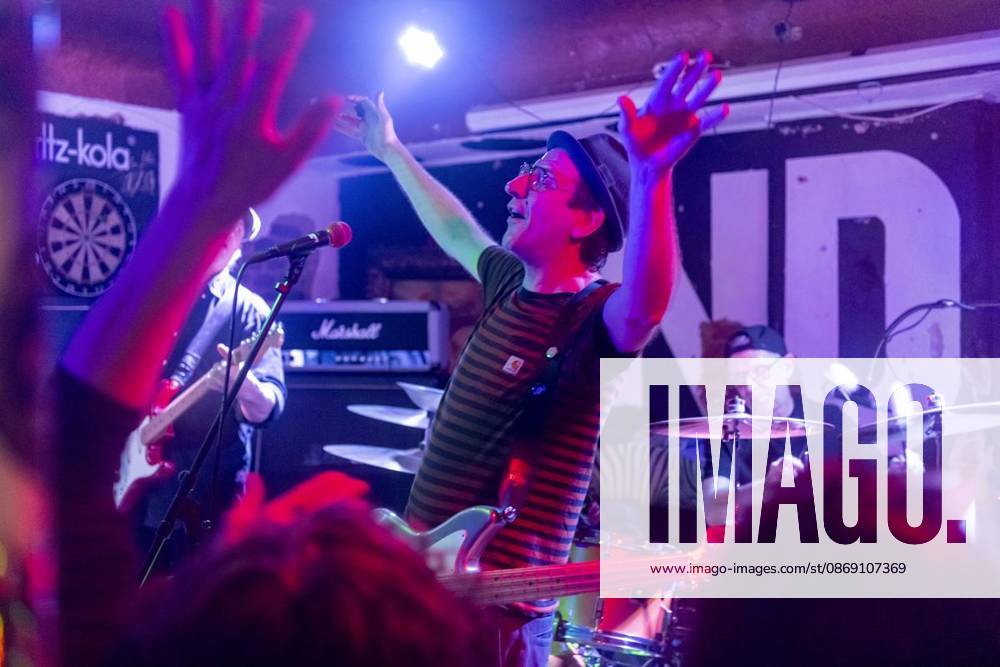 Der Duisburger Musiker Jimbob (u.a. Gründungsmitglied von Eisenpimmel) feiert bei einem Konzert im Indie eine Release-Party mit seiner Band 24 7 Fucked Ups09.10.2026 in Duisburg Deutschland NRW Duisburg