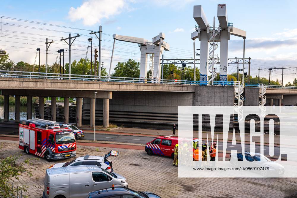 ROTTERDAM - Firefighters at a railway bridge in Delfshaven. Due to arson, no trains are running between Rotterdam Centraal and Delft Campus stations. MEDIATV ANP netherlands out - belgium out