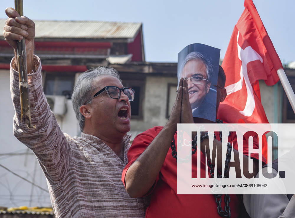 An INDIA bloc supporter wearing a mask depicting Chief Election Commissioner Gyanesh Kumar and holding a chain during a protest demanding the resignation of India s Chief Election Commissioner Gyanesh Kumar over alleged voter roll irregularities linked to the special intensive revision (SIR), in Srinagar on October 10, 2026. Srinagar India - ZUMAz120 20261010_zip_z120_006