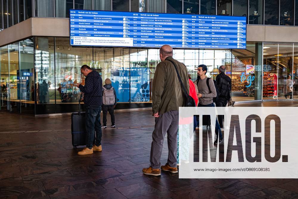 ROTTERDAM - Travelers at Rotterdam Centraal station. Due to arson at a railway bridge in Delfshaven, no trains are running between Rotterdam Centraal and Delft Campus stations. MEDIATV ANP netherlands out - belgium out