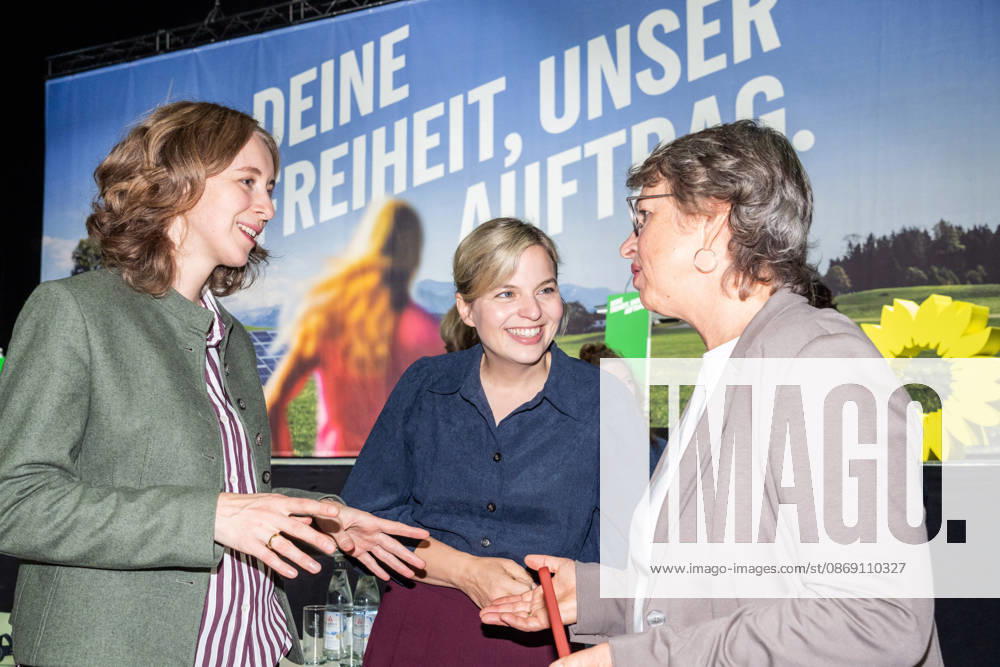 Eva Lettenbauer (links) und Gisela Sengl (rechts) Landesvorsitzende der GRÜNEN, im Gespräch mit Katharina Schulze, Franktionsvorsitzende, zu Beginn ds Landesparteitags der GRÜNEN, Landshut, 10. Oktober 2026 Deutschland, Landshut, 10. Oktober 2026, Landesparteitag der bayerischen GRÜNEN, Eva Lettenbauer (links) und Gisela Sengl (rechts) Landesvorsitzende der GRÜNEN, im Gespräch mit Katharina Schulze, Franktionsvorsitzende im Bayerischen Landtag, zu Beginn des Parteitags am Samstagmorgen um 11 Uhr, Thema des Parteitags: Wie können wir unsere Freiheit sichern?, Sparkassen Arena, Landshut