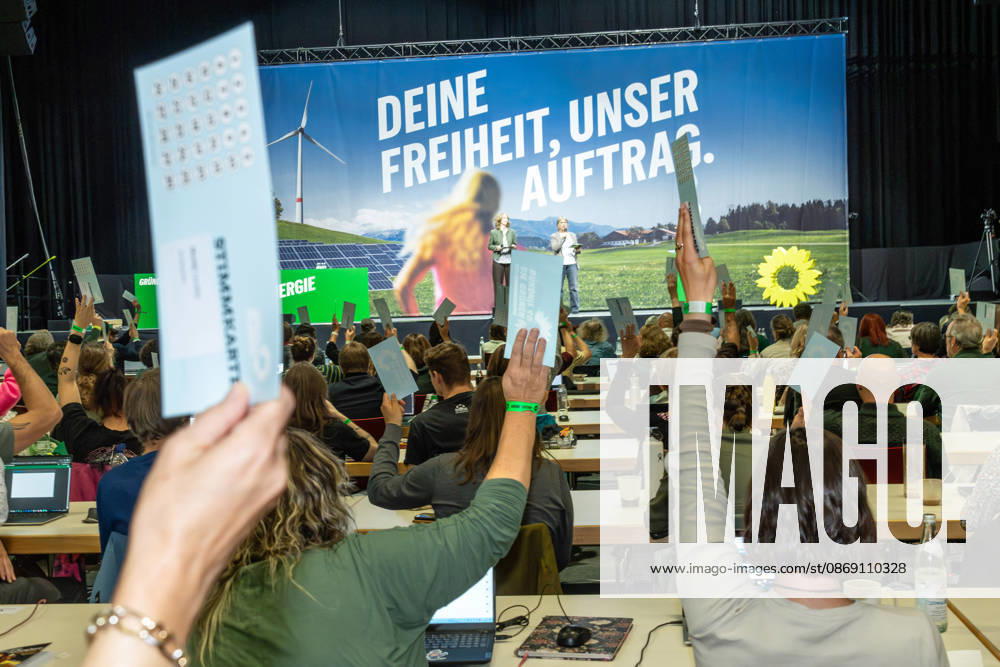 Abstimmung der Delegierten, Landesparteitag der GRÜNEN, Landshut, 10. Oktober 2026 Deutschland, Landshut, 10. Oktober 2026, Landesparteitag der bayerischen GRÜNEN, Stimmabgabe zu Formalien, hier Zustimmung zu den Mitgliedern des Parteitagspräsidiums, Abstimmung der Delegierten mit Stimmkarten, Thema des Parteitags: Wie können wir unsere Freiheit sichern?, Sparkassen Arena, Landshut