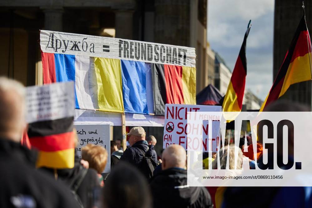 Einige hundert Menschen demonstrieren vor dem Brandenburger Tor unter dem Motto ProjektM1llion, Rücktritt der aktuellen Bundesregierung und Merz. Deutschland Berlin Berlin