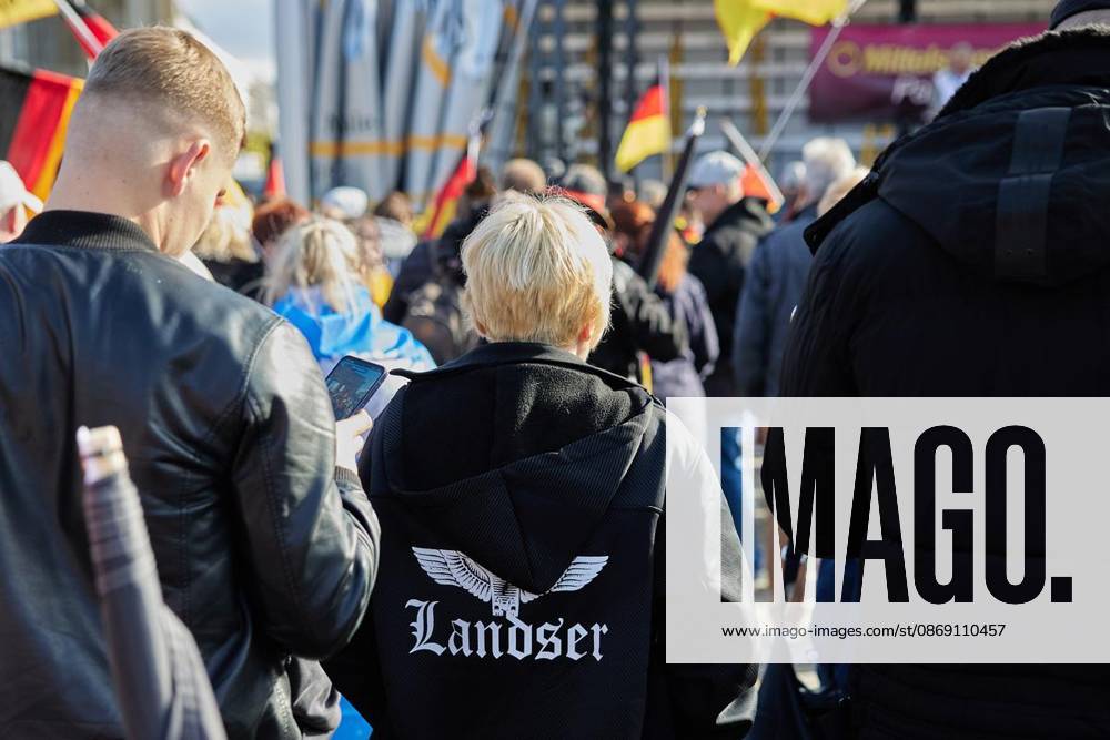 Einige hundert Menschen demonstrieren vor dem Brandenburger Tor unter dem Motto ProjektM1llion, Rücktritt der aktuellen Bundesregierung und Merz. Deutschland Berlin Berlin