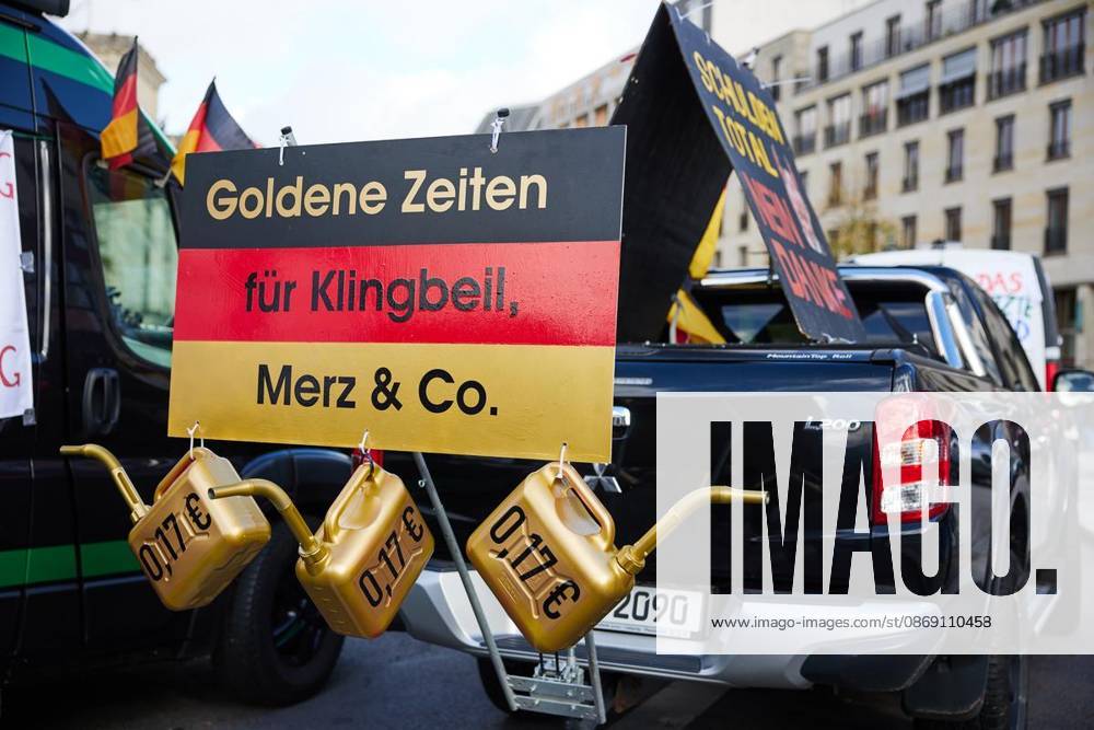 Einige hundert Menschen demonstrieren vor dem Brandenburger Tor unter dem Motto ProjektM1llion, Rücktritt der aktuellen Bundesregierung und Merz. Deutschland Berlin Berlin