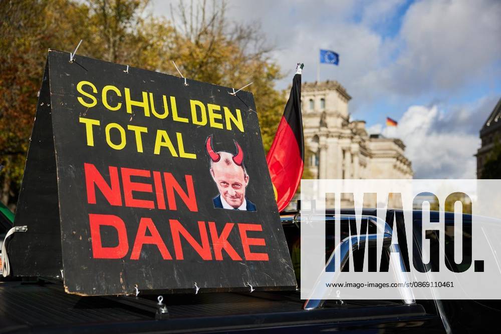 Einige hundert Menschen demonstrieren vor dem Brandenburger Tor unter dem Motto ProjektM1llion, Rücktritt der aktuellen Bundesregierung und Merz. Deutschland Berlin Berlin