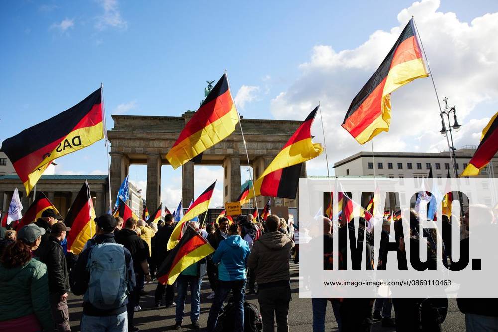 Einige hundert Menschen demonstrieren vor dem Brandenburger Tor unter dem Motto ProjektM1llion, Rücktritt der aktuellen Bundesregierung und Merz. Deutschland Berlin Berlin