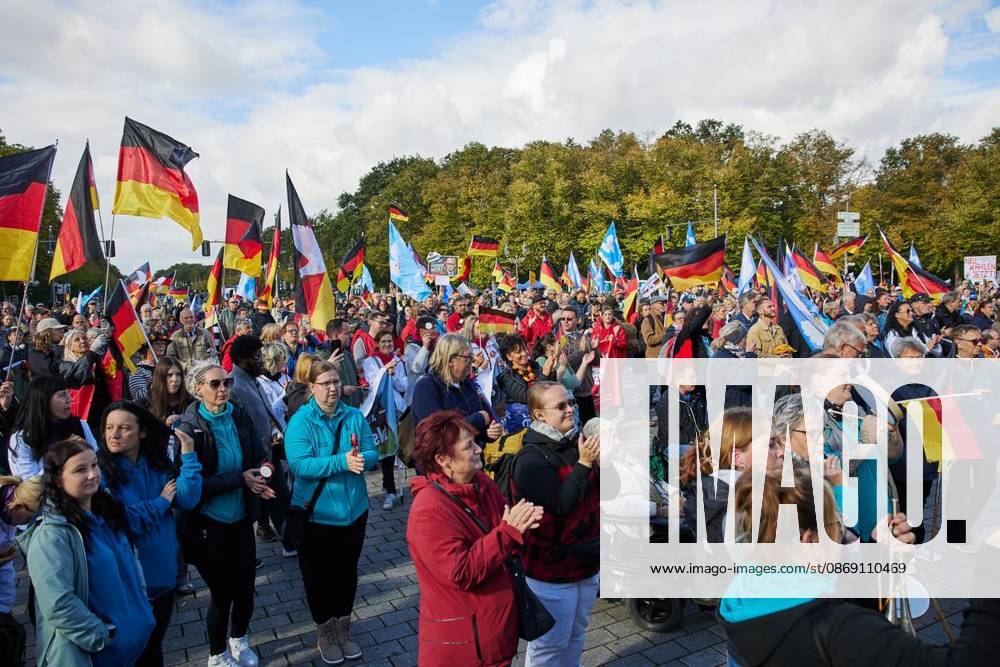 Einige hundert Menschen demonstrieren vor dem Brandenburger Tor unter dem Motto ProjektM1llion, Rücktritt der aktuellen Bundesregierung und Merz. Deutschland Berlin Berlin
