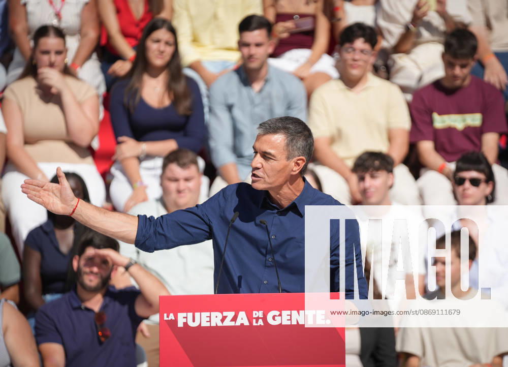Pedro Sánchez Participates in the First Pre-Campaign Event in Dos Hermanas, Seville. Photo of the PSOE Secretary-General and Prime Minister, Pedro Sánchez, at the first pre-campaign event for the November 29 elections. October 10, 2026, in Dos Hermanas, Seville, Andalusia, Spain The event was also attended by the Secretary-General of the PSOE in Andalusia, María Jesús Montero, and the mayor of Dos Hermanas and Secretary of Organization for the PSOE in Andalusia, Francisco Rodríguez October 10, 2026 María José Ló Dos Hermanas, Seville Dos Hermanas, Seville, Spain