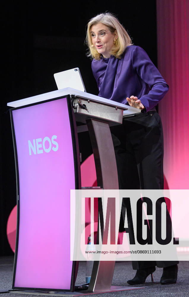 Photonews.at - Linz, 10.10.2026. Mitgliederversammlung der NEOS in Design Center Linz. NEOS stellt das Treffen unter das Motto Sparen im System . PHOTO: Aussenministerin Beate Meinl-Reisinger (NEOS) NEOS General Assembly at Design Center Linz. Regierungskoalition, Dreierkoalition, Koalition, Reformpolitik, Reformagenda, Verwaltungsreform, Bürokratieabbau, Sparpolitik, Budgetpolitik, Budgetkonsolidierung, Staatsausgaben, Politikerprivilegien, Parteienförderung, Förderwesen Mitgliederversammlung der NEOS in Linz
