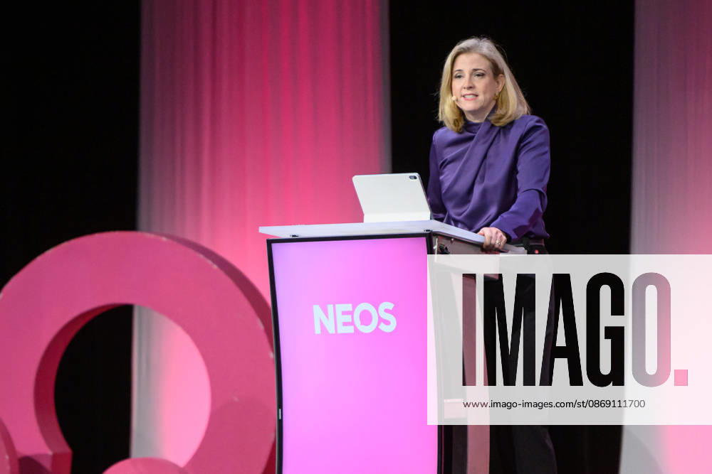 Photonews.at - Linz, 10.10.2026. Mitgliederversammlung der NEOS in Design Center Linz. NEOS stellt das Treffen unter das Motto Sparen im System . PHOTO: Aussenministerin Beate Meinl-Reisinger (NEOS) NEOS General Assembly at Design Center Linz. Regierungskoalition, Dreierkoalition, Koalition, Reformpolitik, Reformagenda, Verwaltungsreform, Bürokratieabbau, Sparpolitik, Budgetpolitik, Budgetkonsolidierung, Staatsausgaben, Politikerprivilegien, Parteienförderung, Förderwesen Mitgliederversammlung der NEOS in Linz