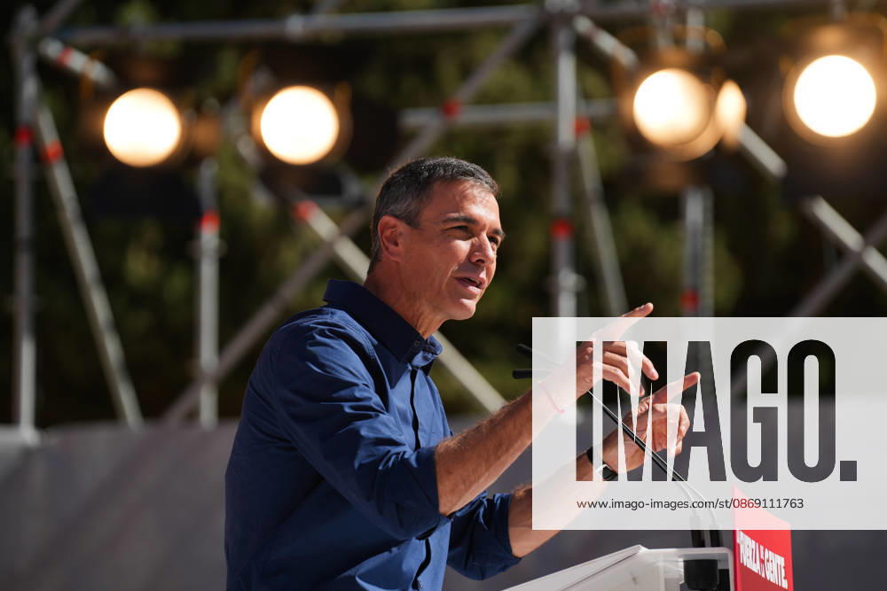 Pedro Sánchez Participates in the First Pre-Campaign Event in Dos Hermanas, Seville. Photo of the PSOE Secretary-General and Prime Minister, Pedro Sánchez, at the first pre-campaign event for the November 29 elections. October 10, 2026, in Dos Hermanas, Seville, Andalusia, Spain The event was also attended by the Secretary-General of the PSOE in Andalusia, María Jesús Montero, and the mayor of Dos Hermanas and Secretary of Organization for the PSOE in Andalusia, Francisco Rodríguez October 10, 2026 María José Ló Dos Hermanas, Seville Dos Hermanas, Seville, Spain