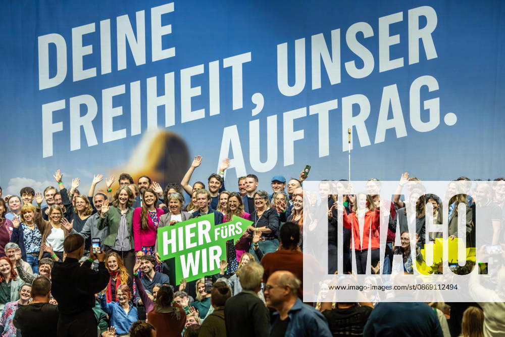 Gruppenfoto auf der Bühne, Slogan Hier fürs Wir: alle in Kommunalparlamente gewählten Mandatsträgern der GRÜNEN, die ihr Mandat bei den Kommunalwahlen Bayern im März 2026 gewonnen haben, Landesparteitag der GRÜNEN, Landshut, 10. Oktober 2026 Deutschland, Landshut, 10. Oktober 2026, Landesparteitag der bayerischen GRÜNEN, riesige Fotoaktion Gruppenfoto auf der Bühne, Slogan Hier fürs Wir: alle in Kommunalparlamente gewählten Mandatsträgern der GRÜNEN, die ihr Mandat bei den Kommunalwahlen Bayern im März 2026 gewonnen haben, Gemeinderäte, Bezirksräte, Bezirksräte, Foto zeigt Ausschnitt des Gruppenfotos, rechts und links standen viele weitere Mandatsträger, Thema des Parteitags: Wie können wir unsere Freiheit sichern?, Spark